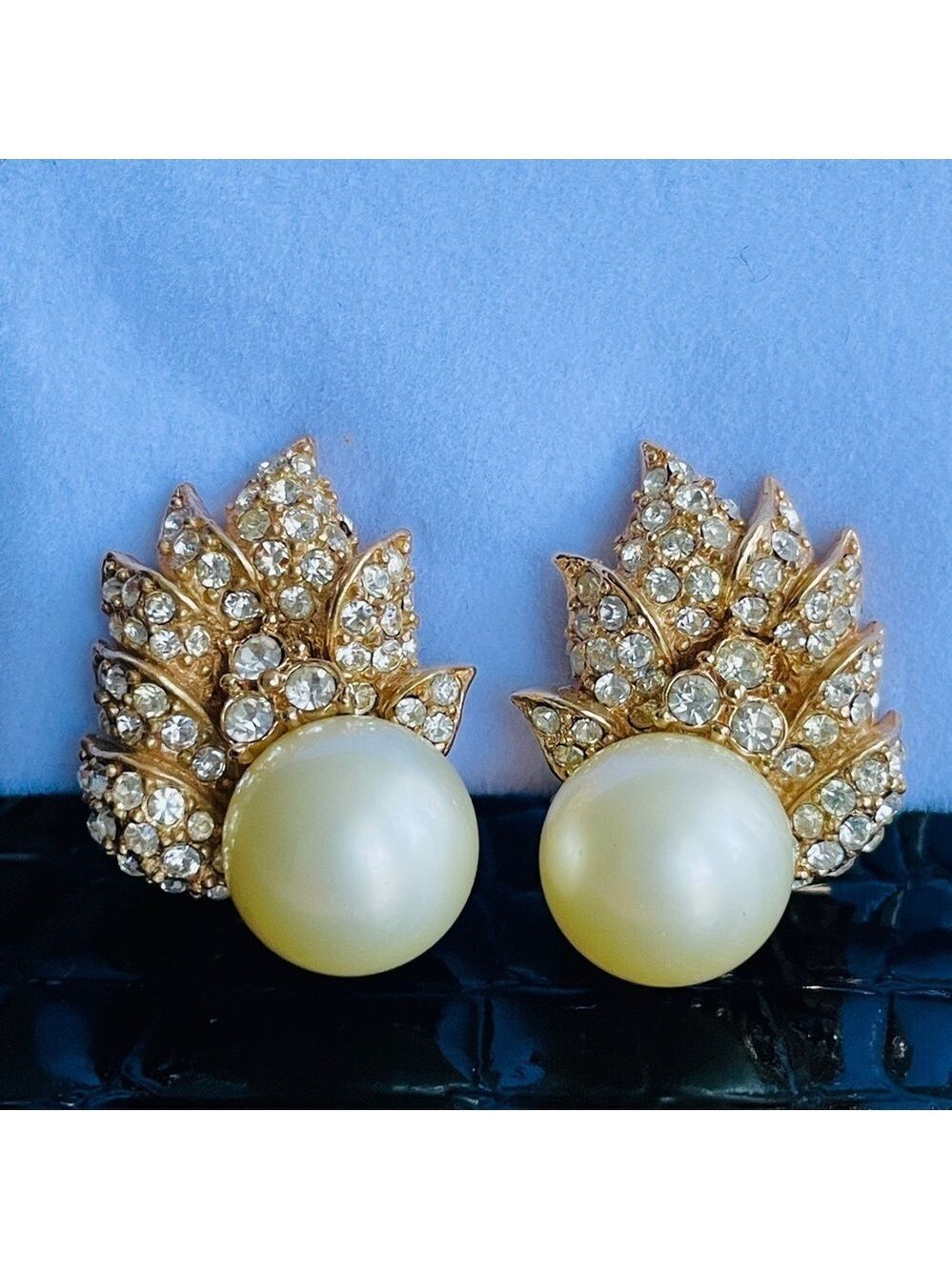 Vintage CINER Faux Mabe Pearl Pave Crystals Rhinestones Gold Tone Clip Eโฆ